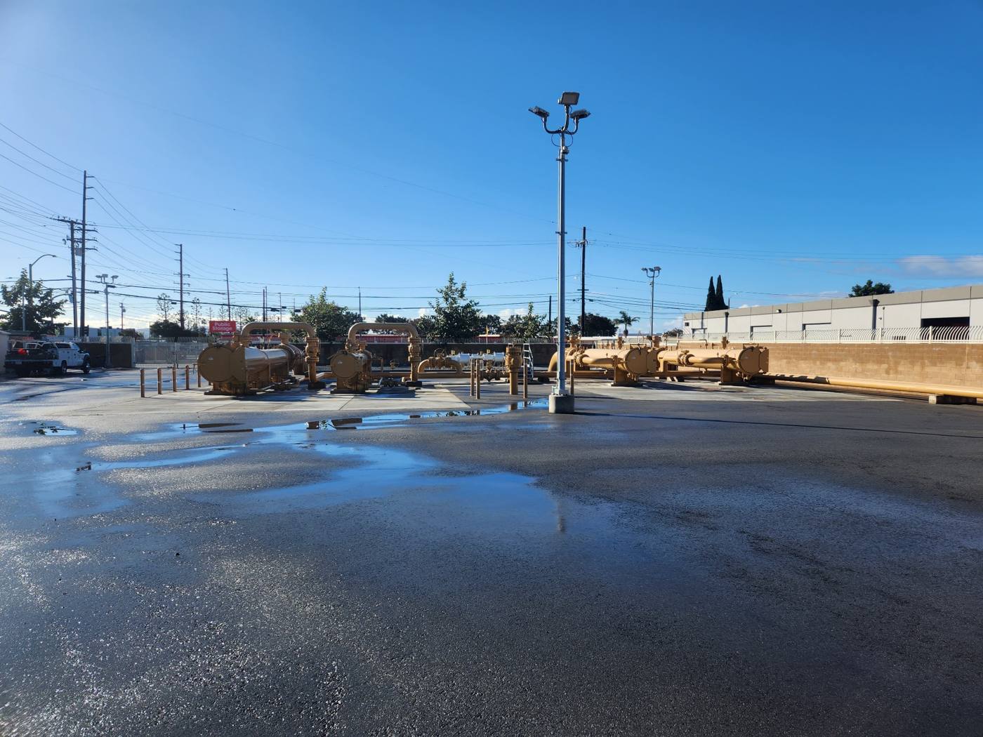 Gas regulation and filtration facility with yellow piping